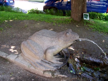 Kamenná žába od brložského kameníka Pavla Urbana